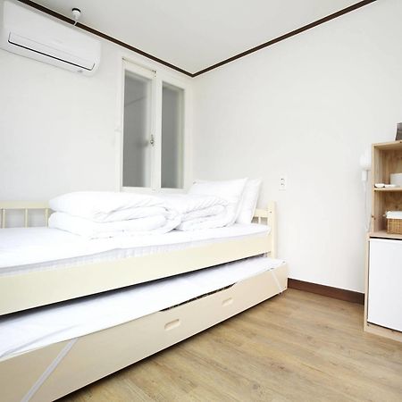 24 Guesthouse Sinchon Hongdae Seoul Bagian luar foto