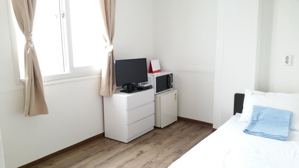 24 Guesthouse Sinchon Hongdae Seoul Bagian luar foto