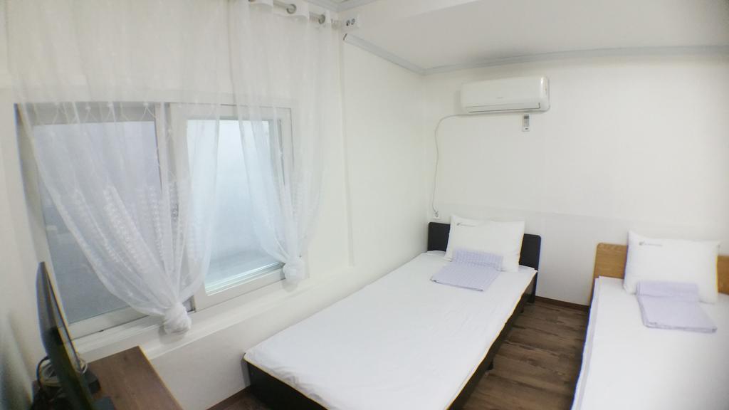 24 Guesthouse Sinchon Hongdae Seoul Bagian luar foto