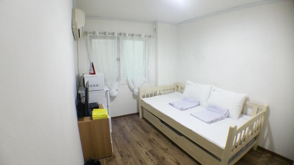24 Guesthouse Sinchon Hongdae Seoul Bagian luar foto