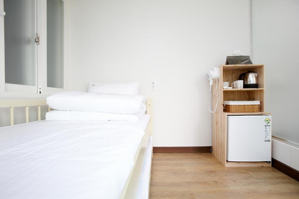 24 Guesthouse Sinchon Hongdae Seoul Bagian luar foto