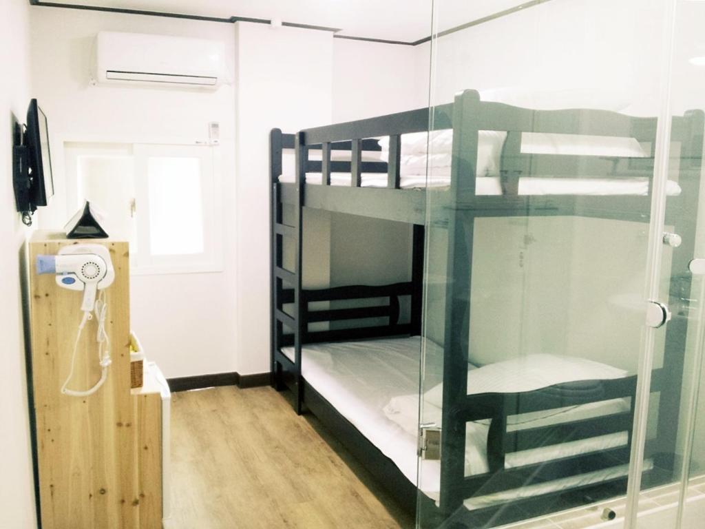 24 Guesthouse Sinchon Hongdae Seoul Bagian luar foto