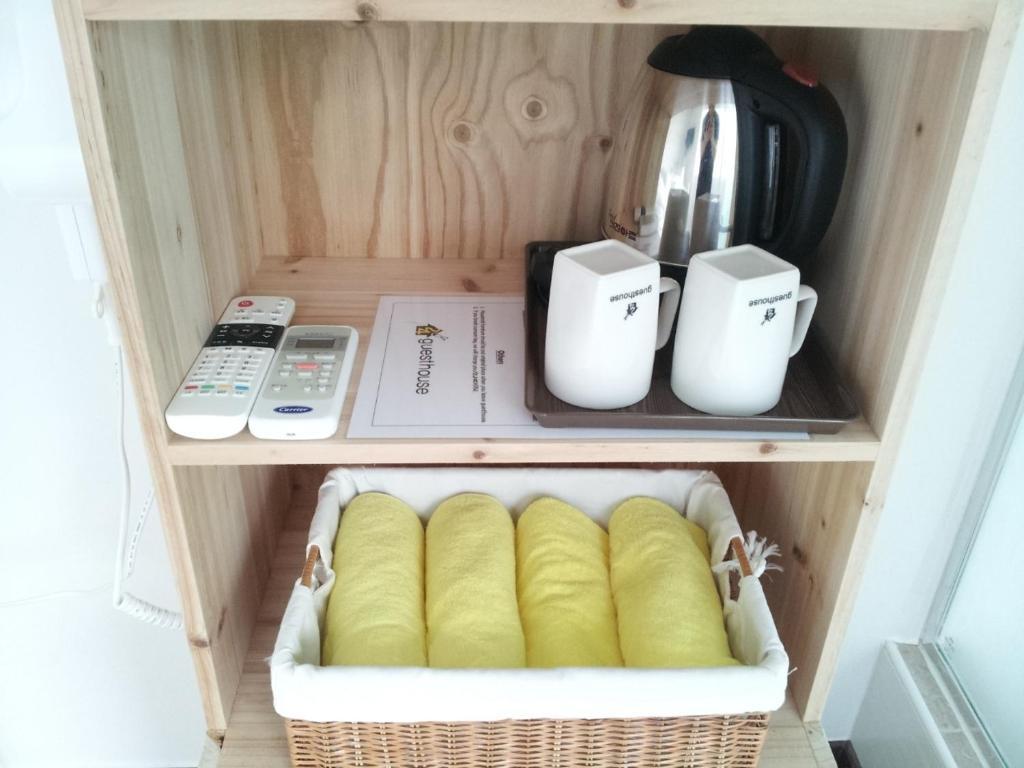 24 Guesthouse Sinchon Hongdae Seoul Bagian luar foto