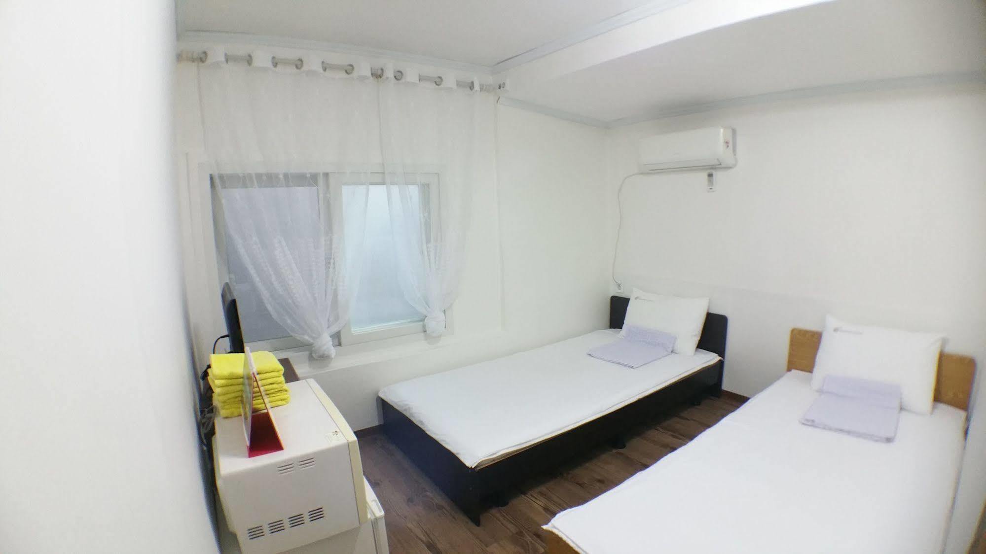 24 Guesthouse Sinchon Hongdae Seoul Bagian luar foto