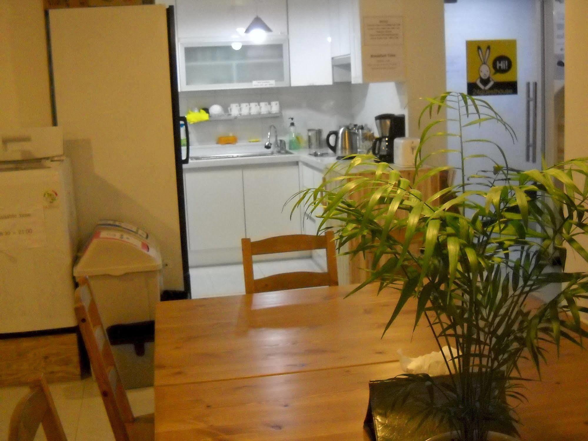24 Guesthouse Sinchon Hongdae Seoul Bagian luar foto