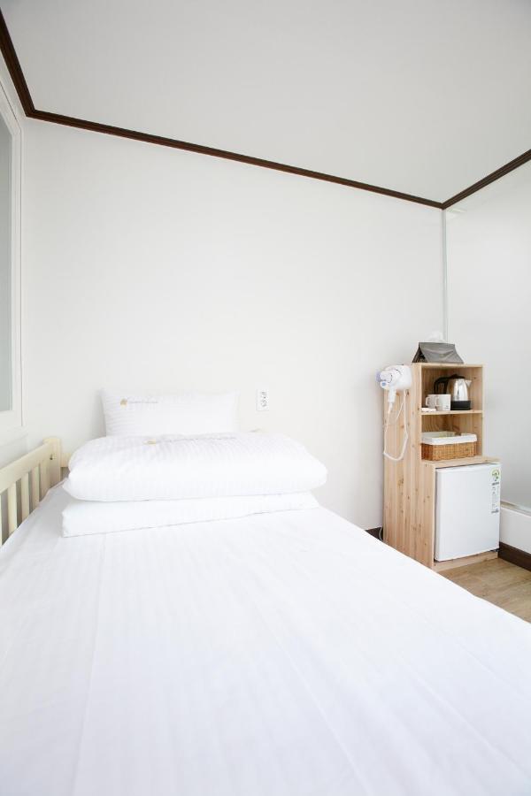 24 Guesthouse Sinchon Hongdae Seoul Bagian luar foto